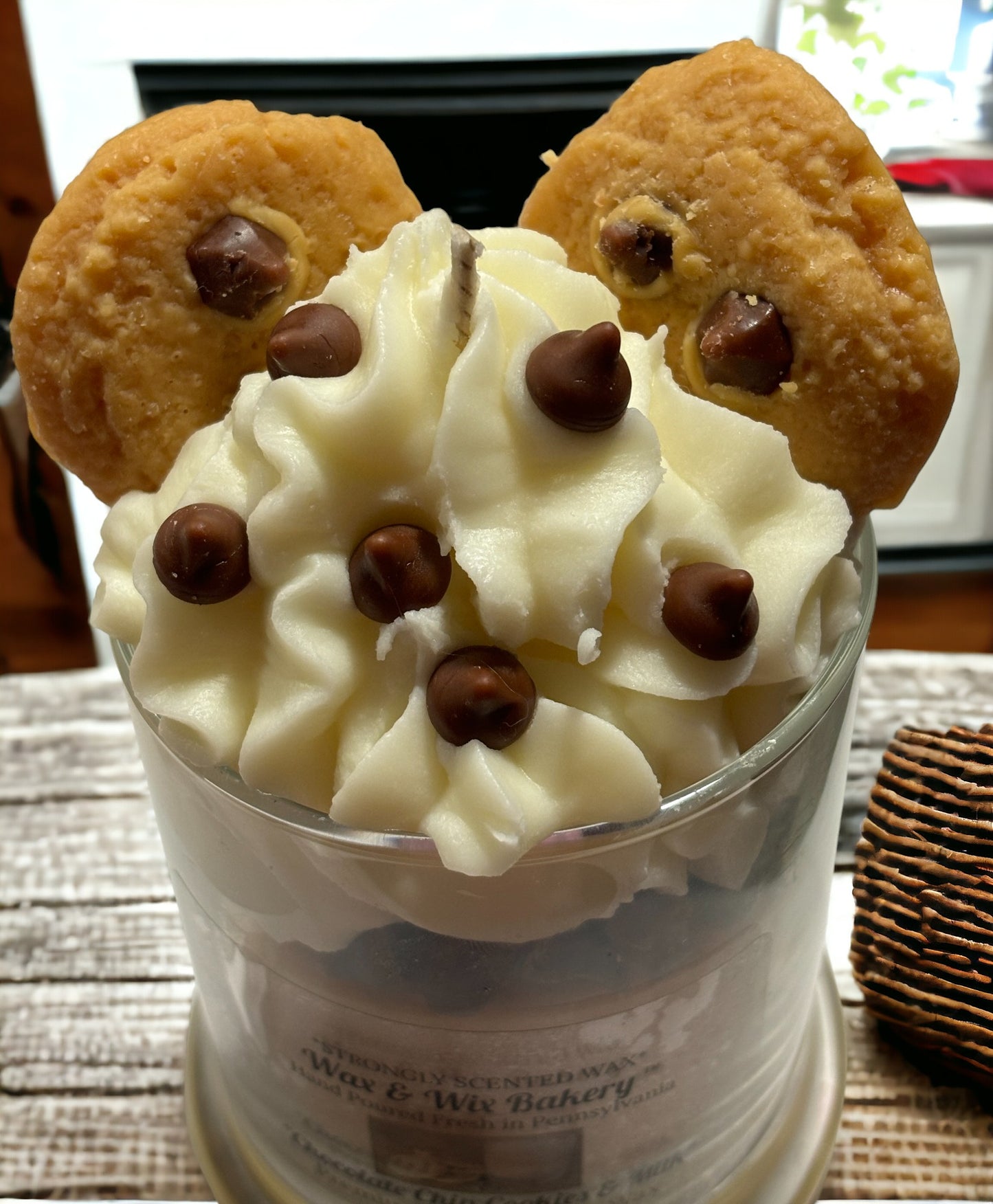 Chocolate Chip Cookie Candle. 13 oz. Soy Candle/Chocolate Chip Cookies/Chocolate Chips. Strongly Scented Candle
