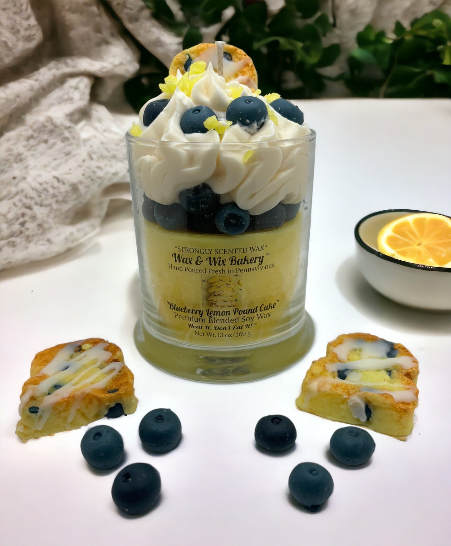 Lemon Blueberry Pound Cake Candle. 13 Ounce. Pound Cake/Blueberries. Soy Wax Candle. Strongly Scented Candle.